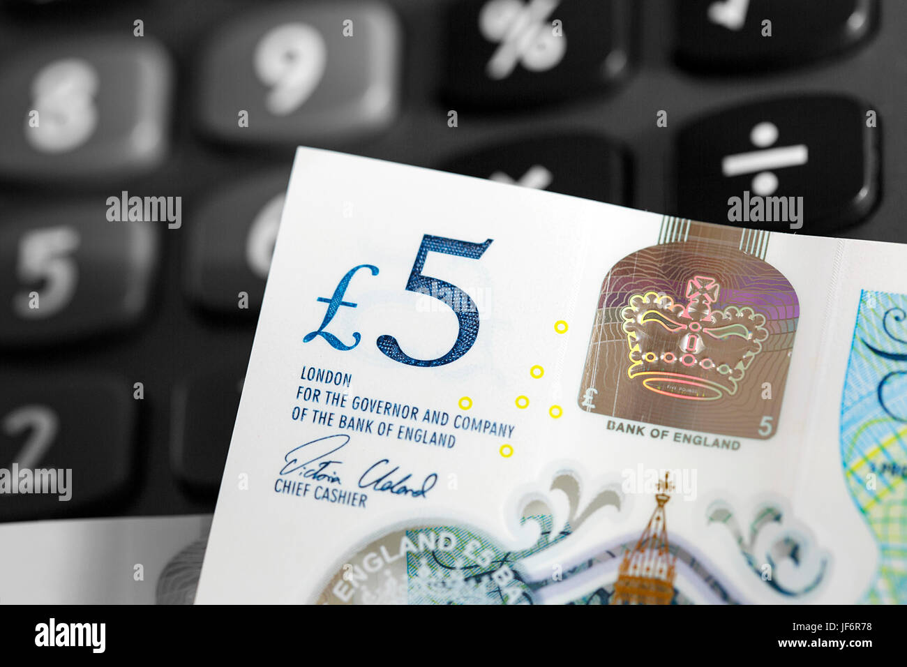 Valuta britannica - Cinque Pound nota con un Calclator Foto Stock