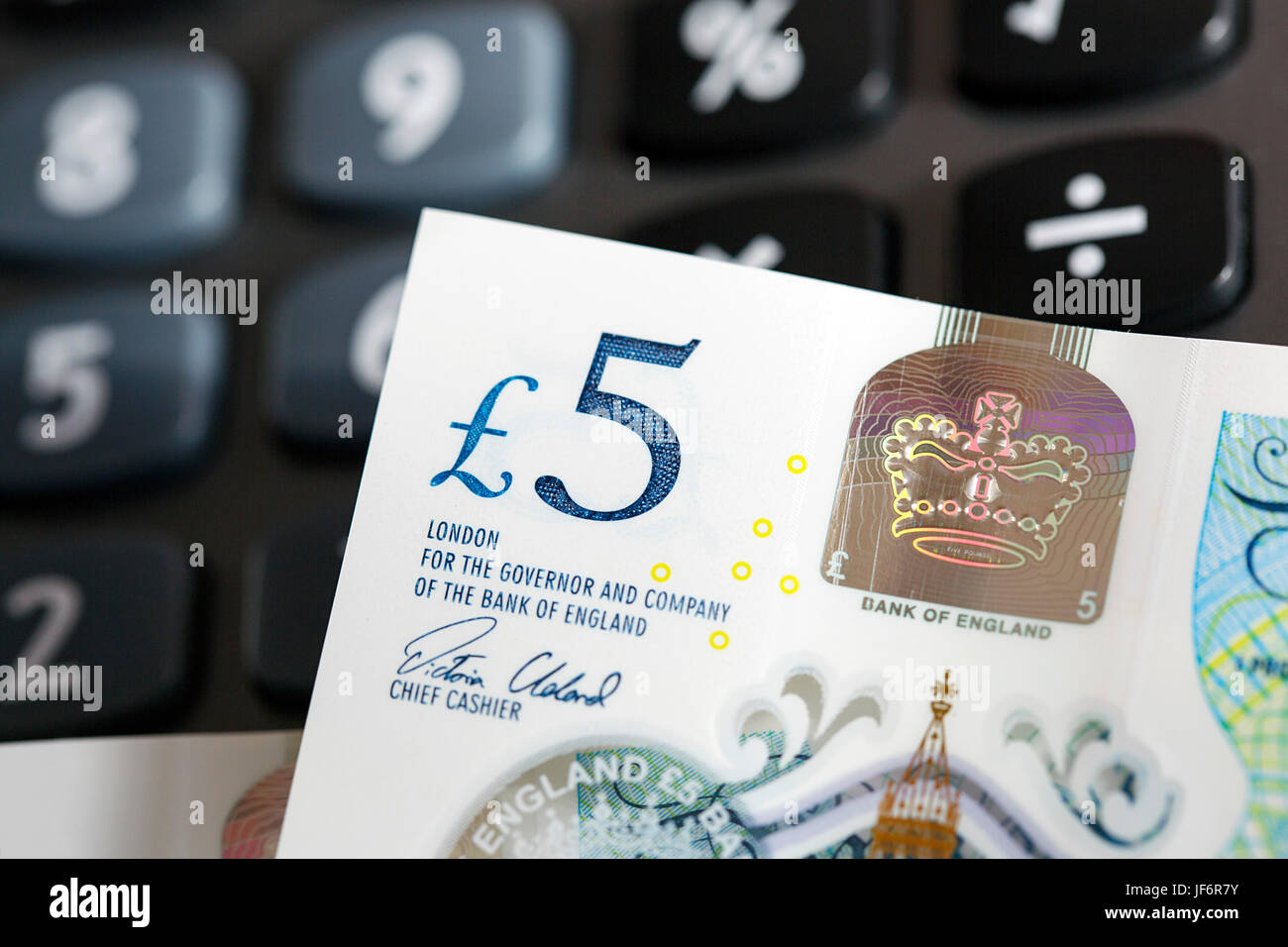 Cinque Pound nota con una calcolatrice Foto Stock