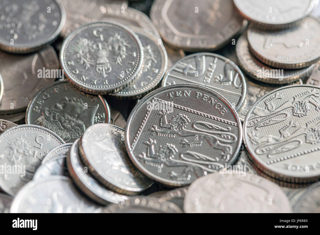 Valuta britannica - Piccolo cambiamento cinque pence monete. Foto Stock