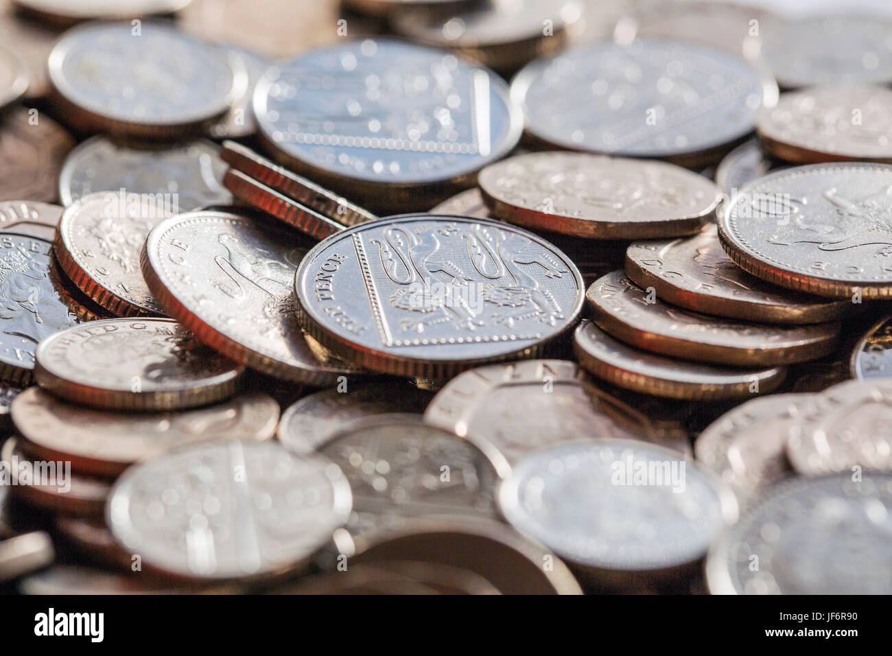 Valuta britannica - Piccolo cambiamento cinque pence monete. Foto Stock