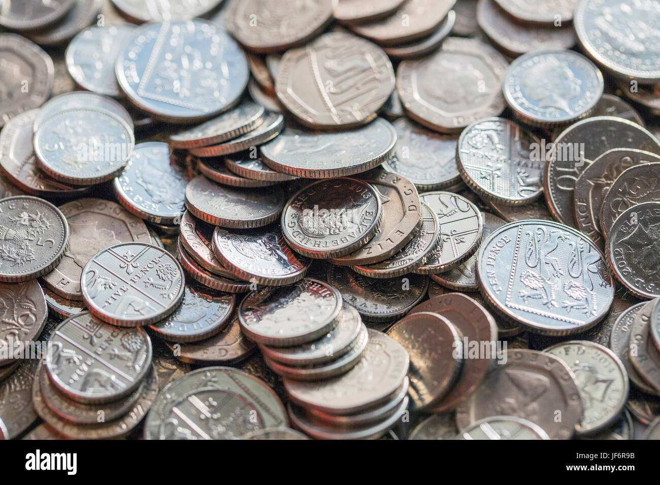 Valuta britannica - Piccolo cambiamento cinque pence monete. Foto Stock