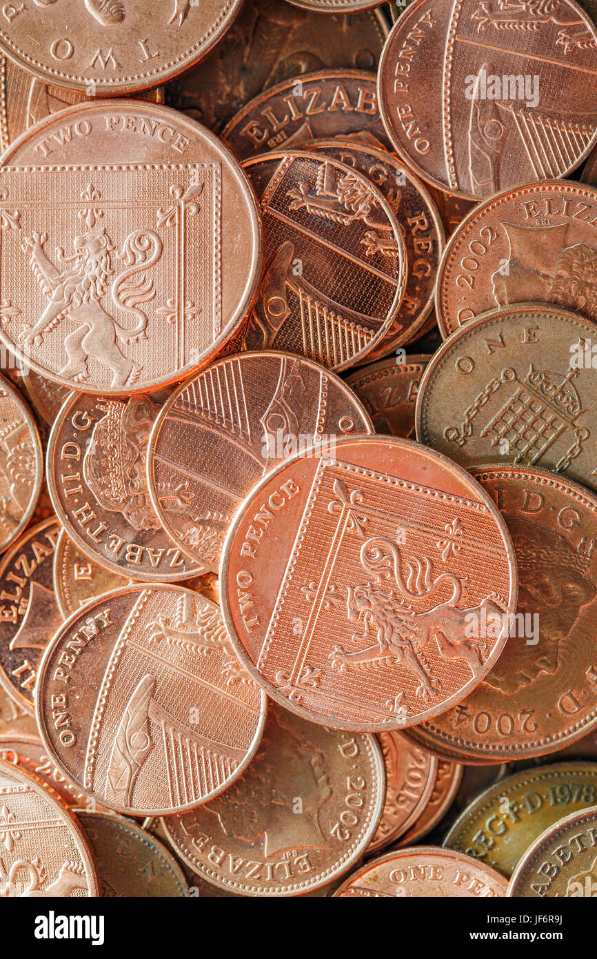 Valuta britannica - Piccolo cambiamento spiccioli e due pence pezzi in un formato quadrato. Foto Stock