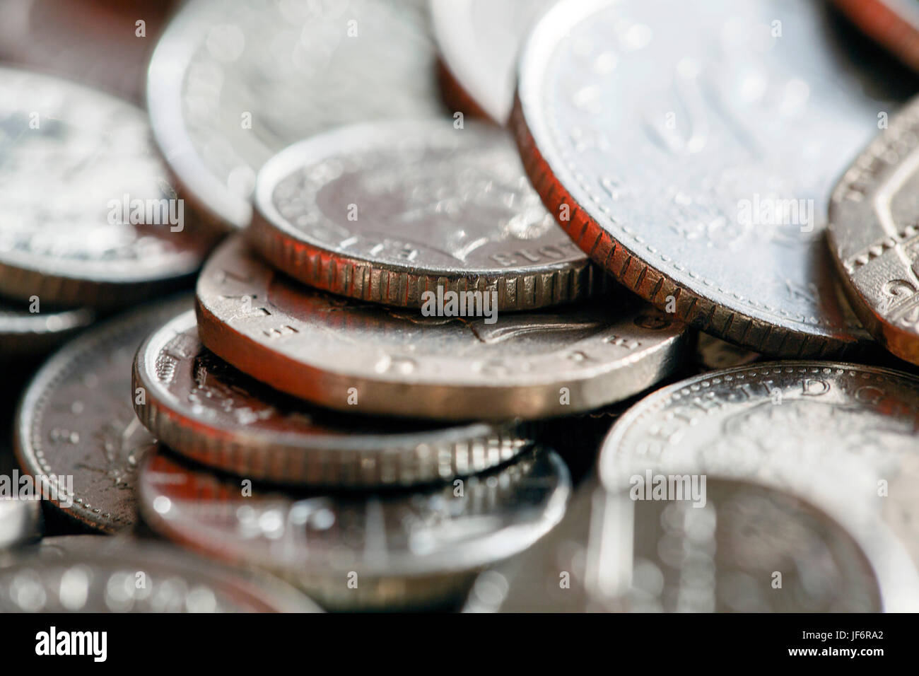Valuta britannica - Piccolo cambiamento cinque pence monete. Foto Stock