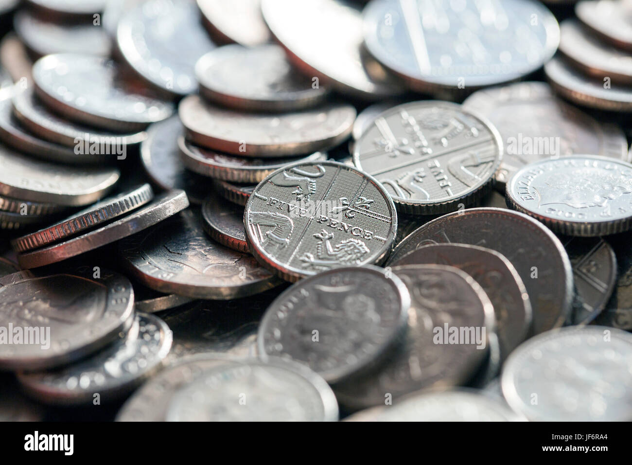 Valuta britannica - Piccolo cambiamento cinque pence monete. Foto Stock
