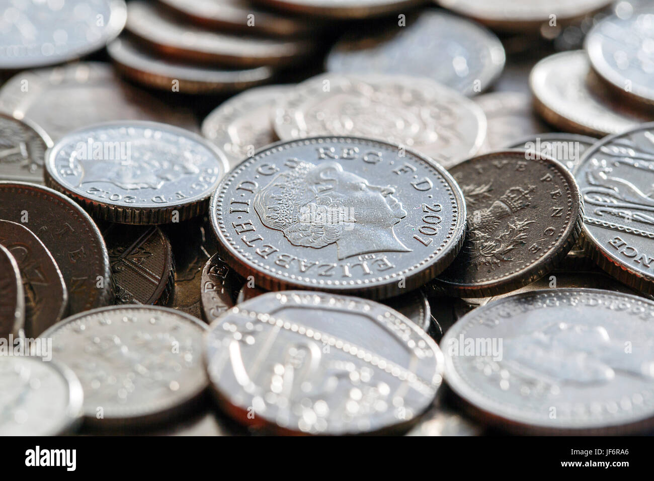 Valuta britannica - Piccolo cambiamento cinque pence monete. Solo editoriale Foto Stock