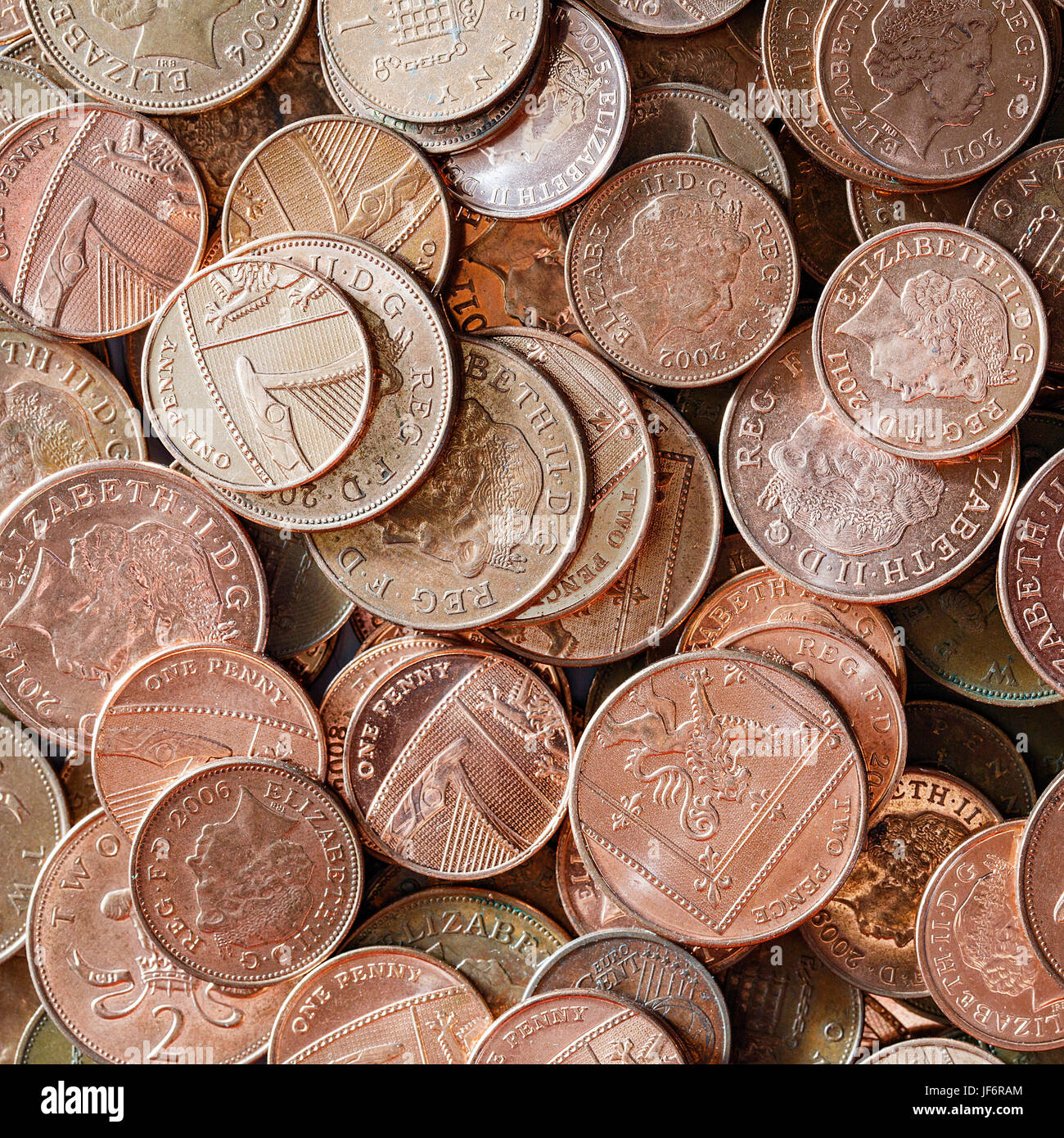 Valuta britannica - Piccolo cambiamento spiccioli e due pence pezzi in un formato quadrato. Foto Stock