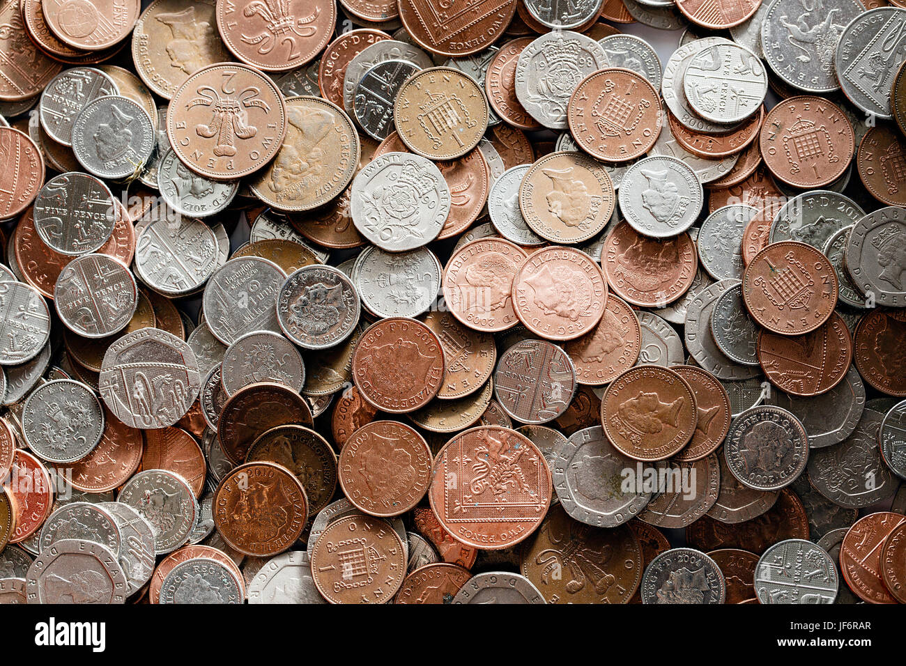 Valuta britannica - Piccolo cambiamento cinque pence e penny monete in un formato orizzontale. Foto Stock