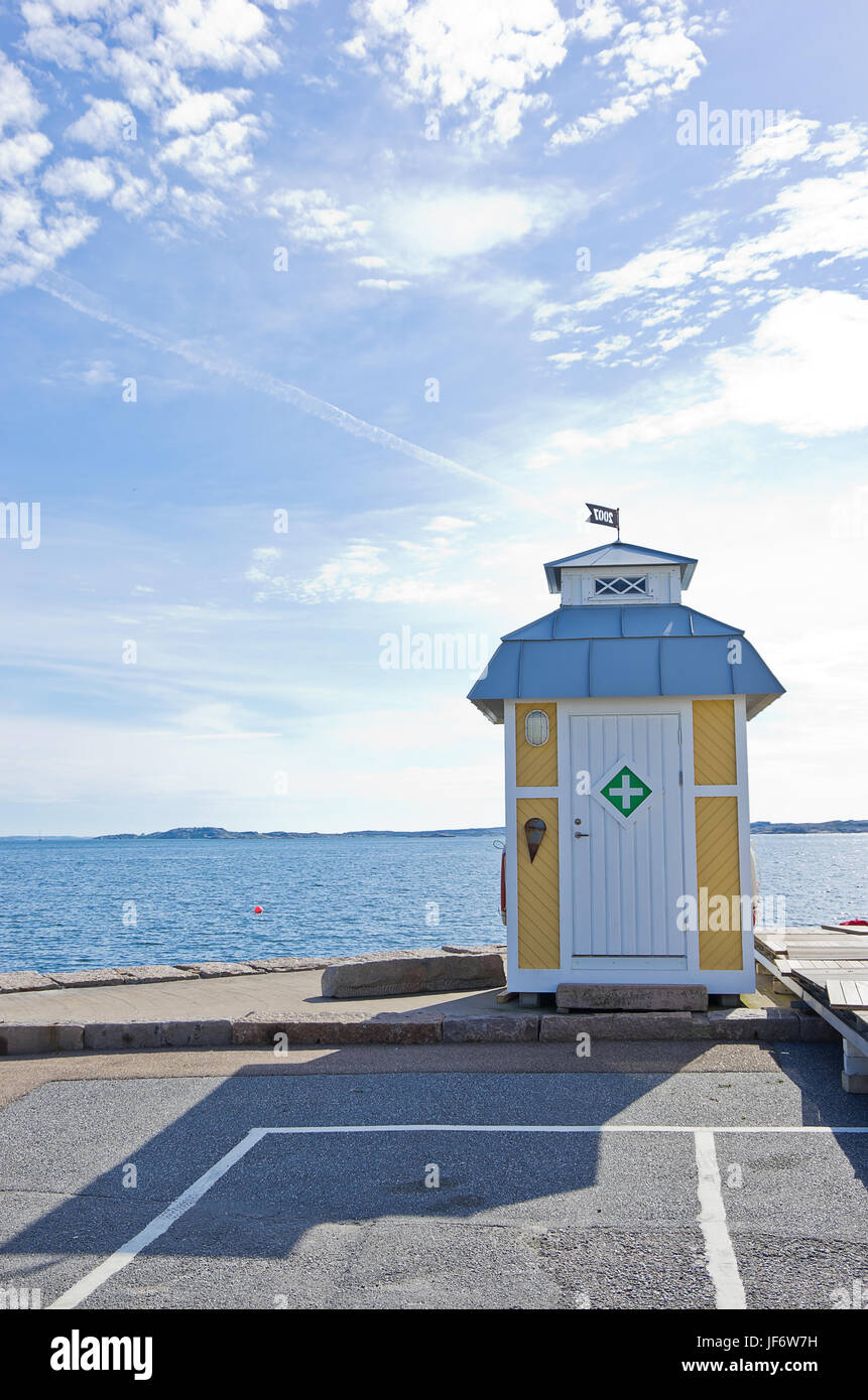 Primo Soccorso shack nel lungomare del porto di Lysekil, Bohuslan, Svezia. Foto Stock