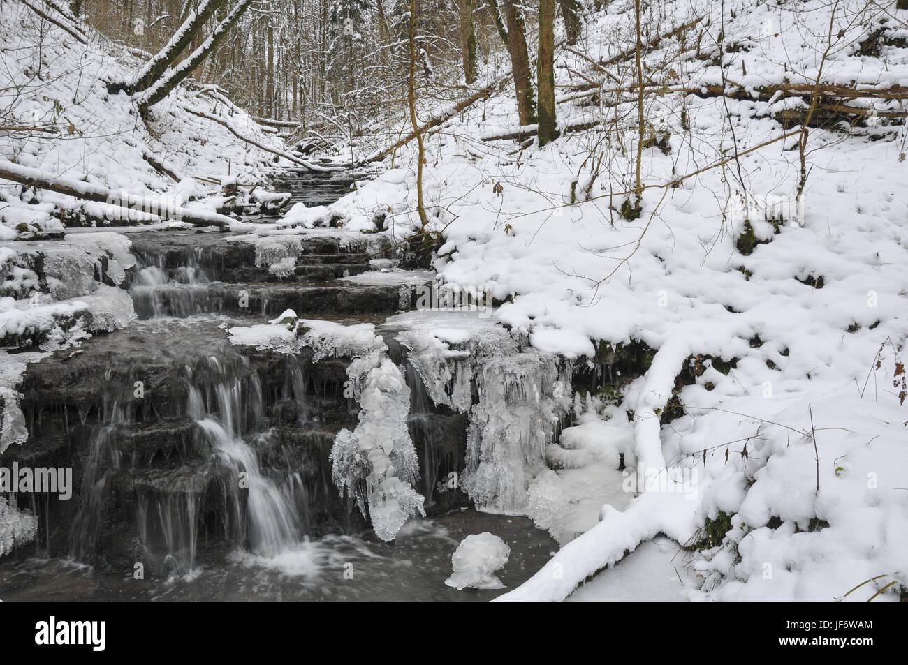 Congelati Brook nei dintorni di Schwaebisch Hall, Germania Foto Stock