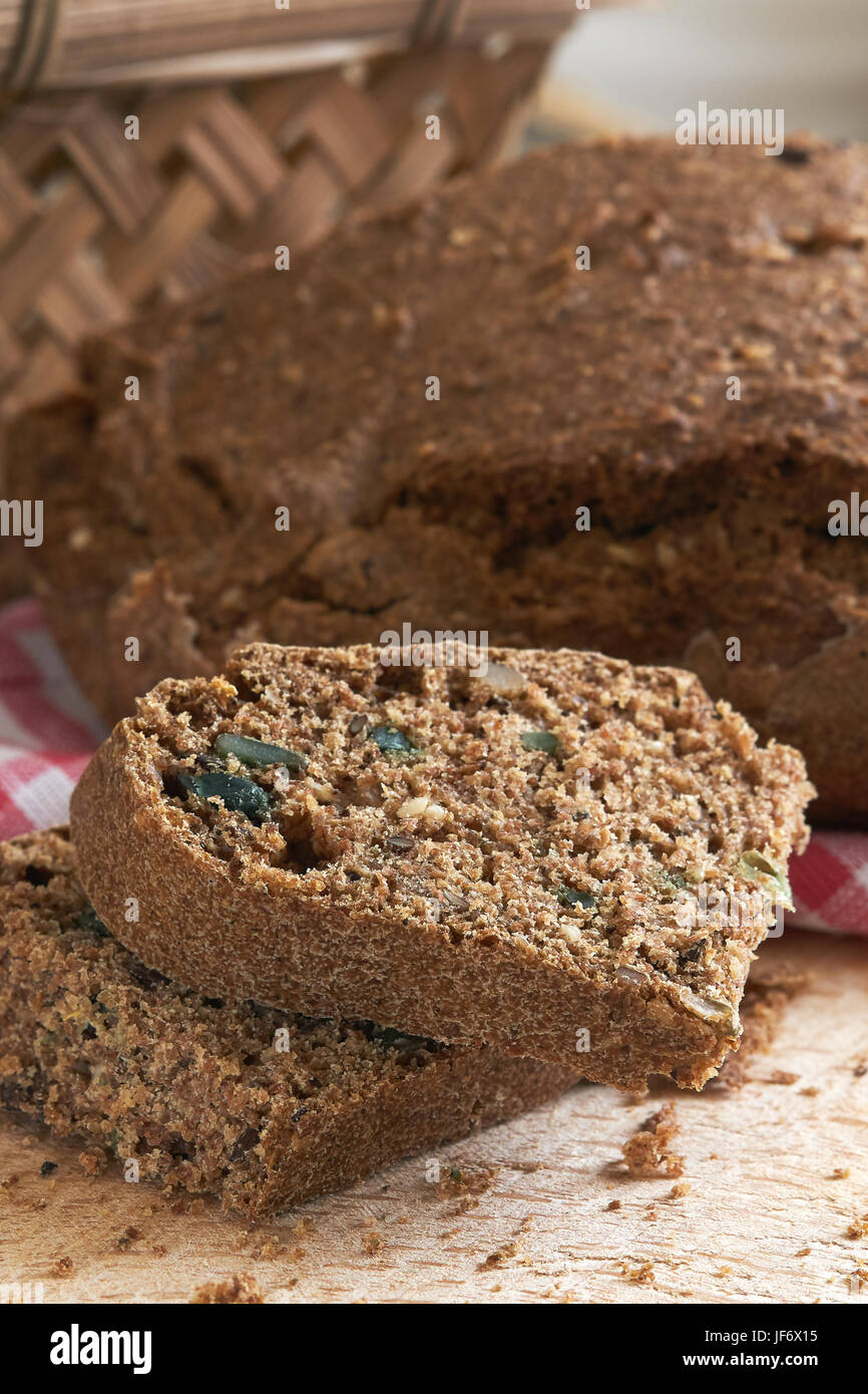 In casa chrono dieta pane sul tagliere di legno Foto Stock