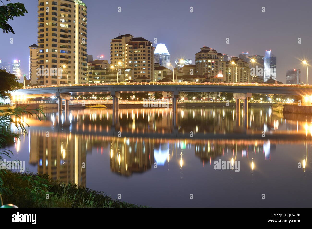 Di notte le luci; ponte un fiume Foto Stock