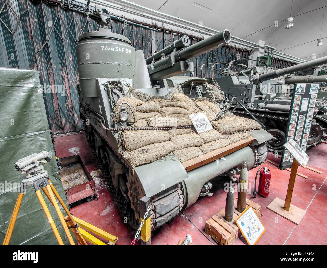 105 mm Howitzer Motor Carriage M7 Priest in mostra presso l'Artilleriemuseum di Brasschaat, un veicolo d'artiglieria significativo della seconda guerra mondiale noto per la sua mobilità e potenza di fuoco Foto Stock
