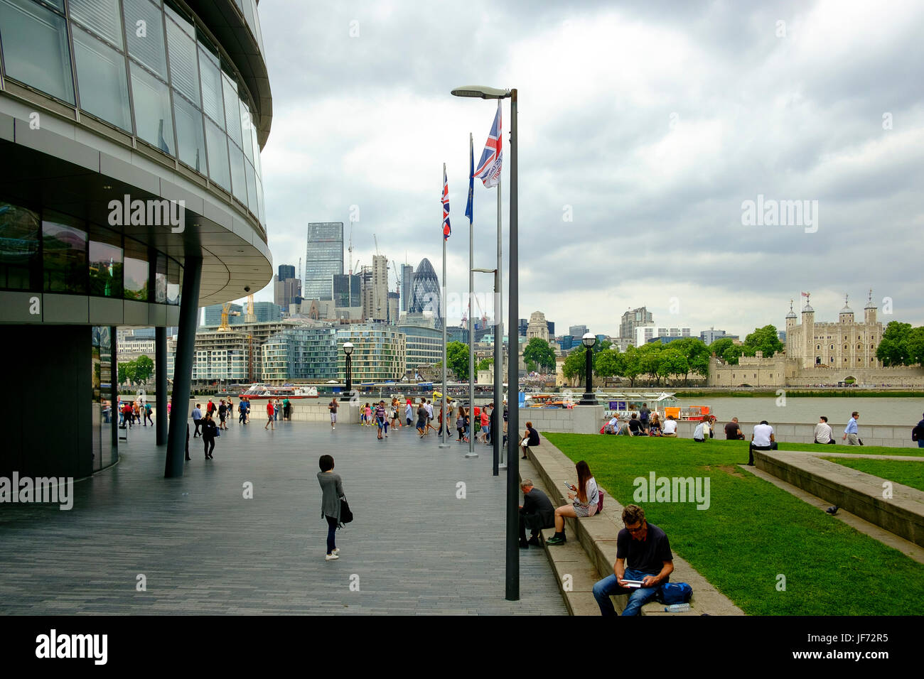 Vedute sul Fiume Tamigi fo della City di Londra e la Torre di Londra dal Municipio Foto Stock