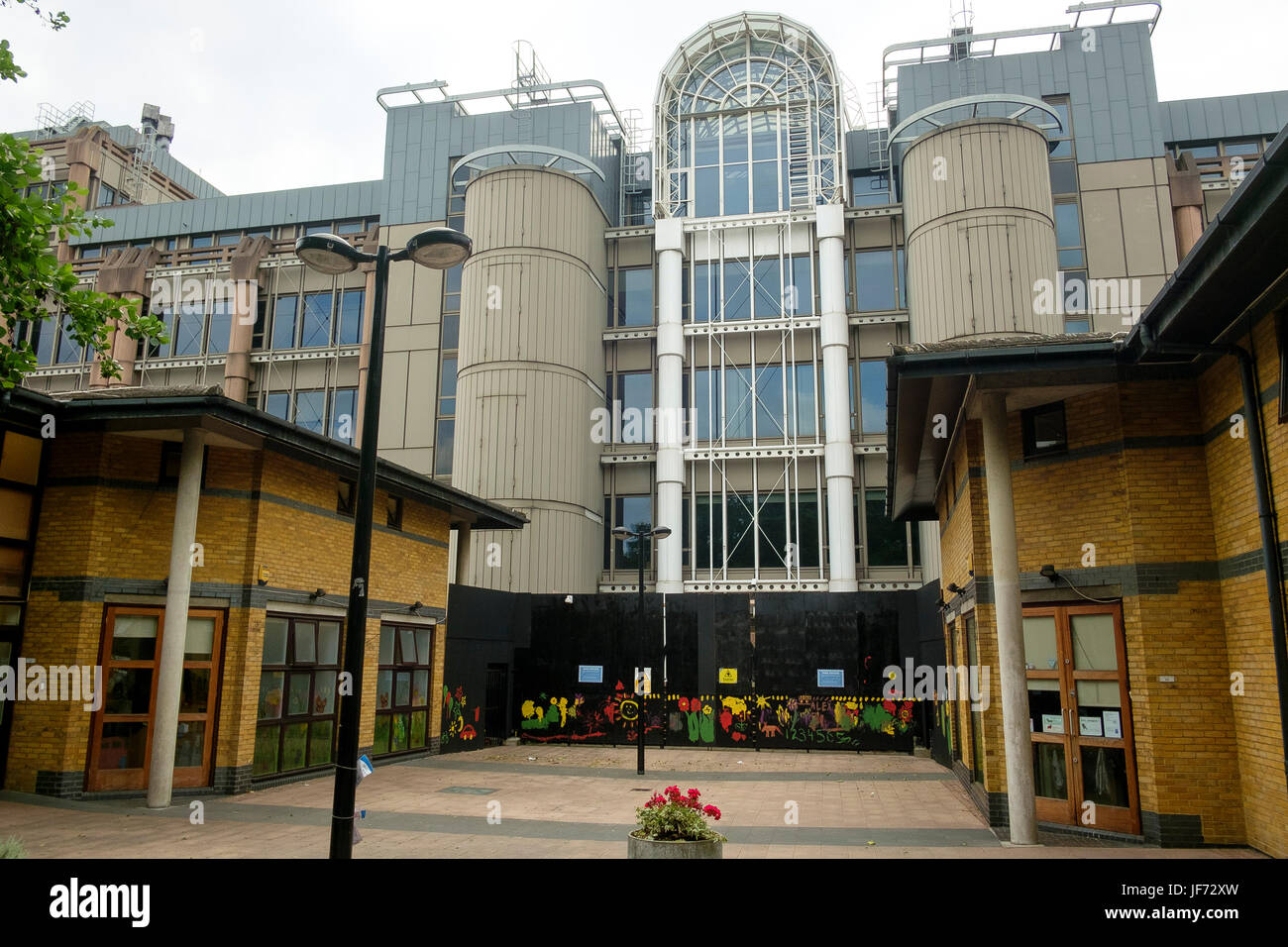 Su un sito a causa di riconvertire la Royal Mint Building a Londra in disuso per molti anni con gli elementi moderni lontano dal elencati xix secolo J Foto Stock