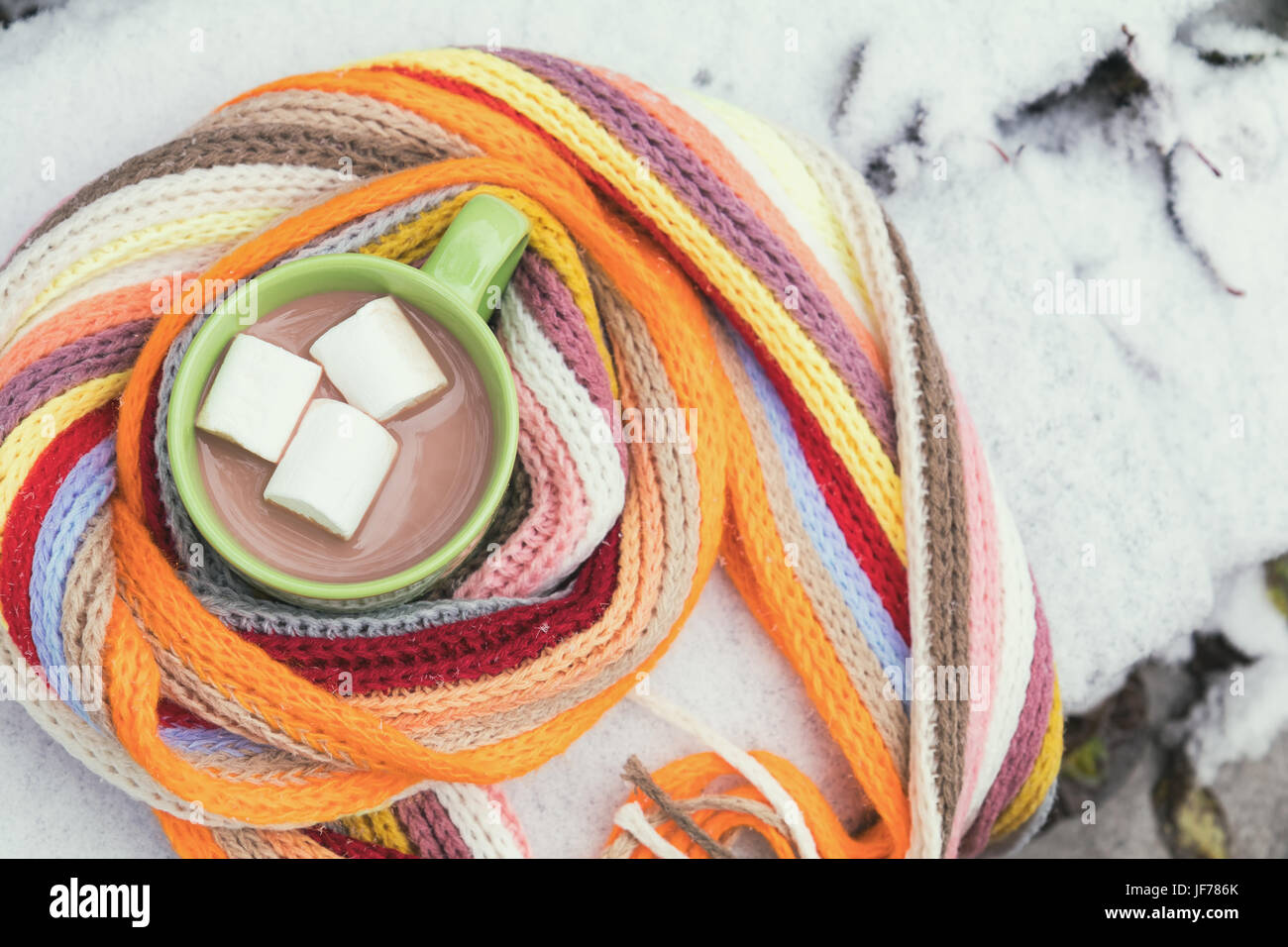 La cioccolata calda con marshmallow nella tazza verde Foto Stock