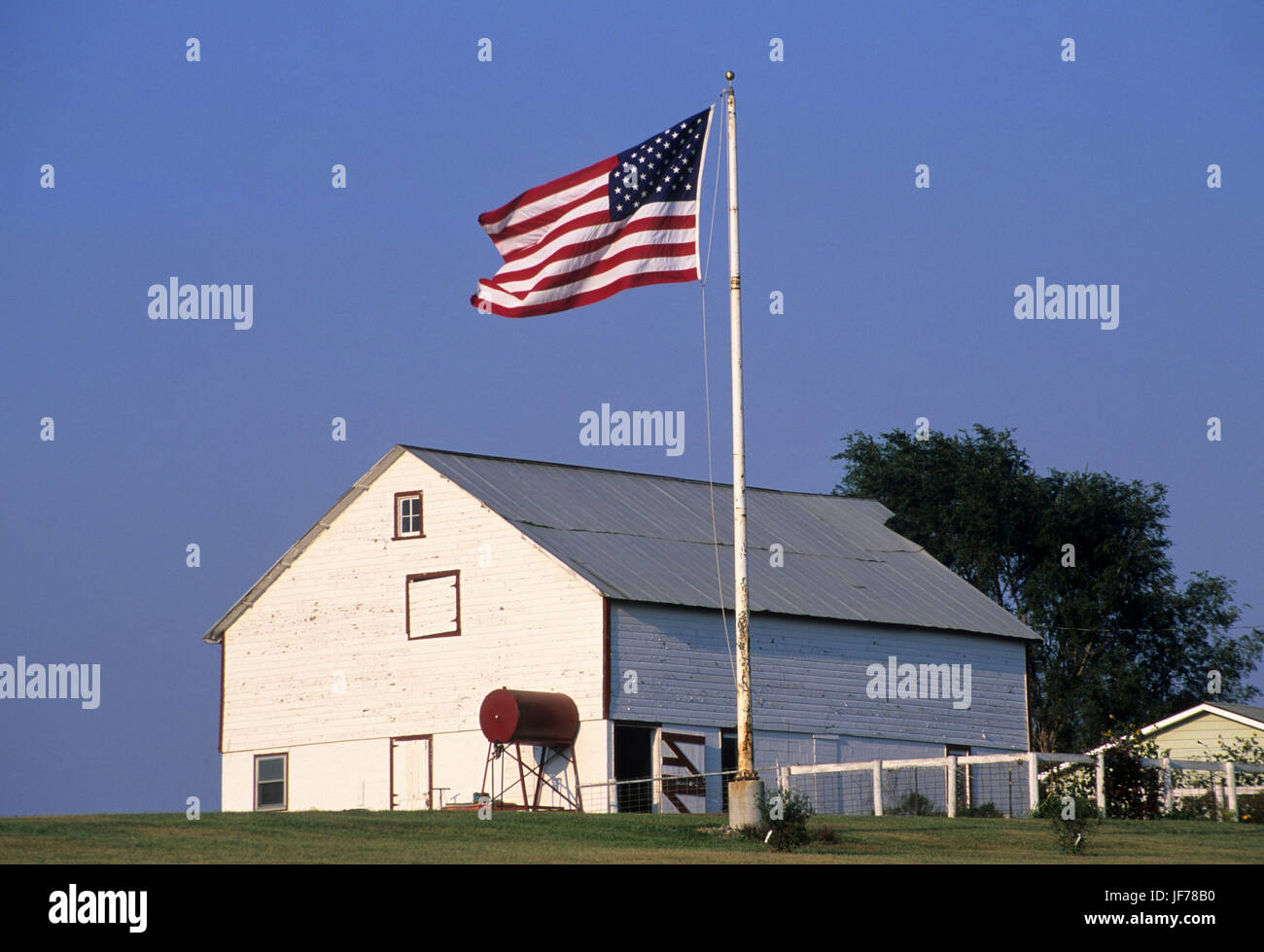 Fienile con bandiera, Western Skies Scenic Byway, Harrison County, Iowa Foto Stock