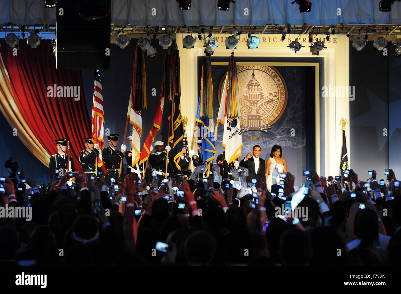 Il presidente Barack Obama e la first lady Michelle Obama arriva alla sfera della gioventù nel centro cittadino di Washington, d.c., jan. 20, 2009. Foto di affari pubblici specialist 1a classe kyle niemi, della guardia costiera statunitense Foto Stock