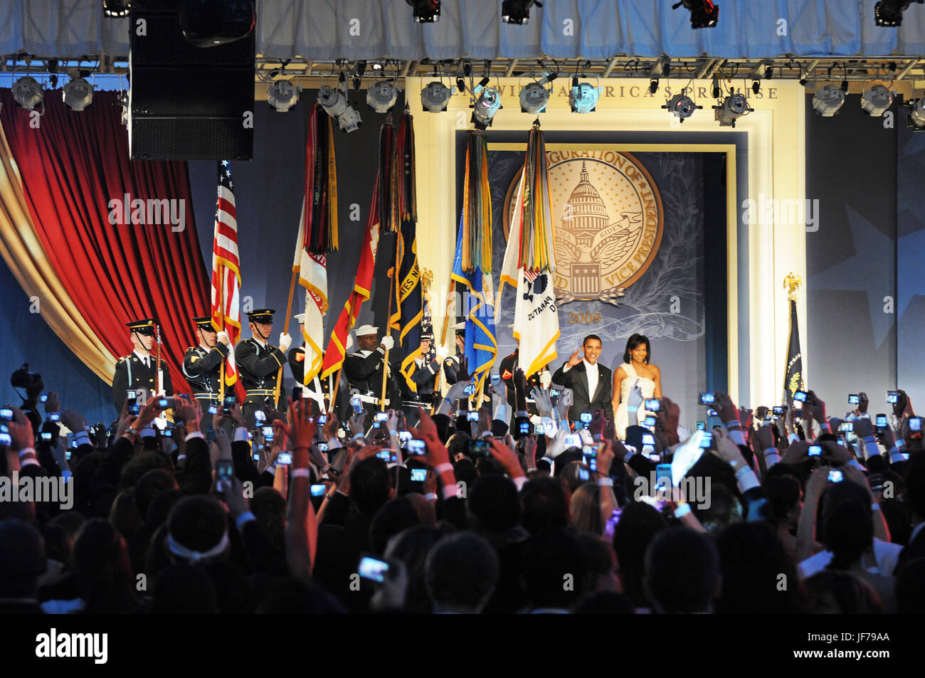 Il presidente Barack Obama e la first lady Michelle Obama arriva alla sfera della gioventù nel centro cittadino di Washington, d.c., jan. 20, 2009. Foto di affari pubblici specialist 1a classe kyle niemi, della guardia costiera statunitense Foto Stock