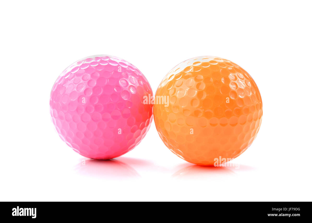 Rosa e Arancio miniatura pallina da golf su sfondo bianco Foto Stock