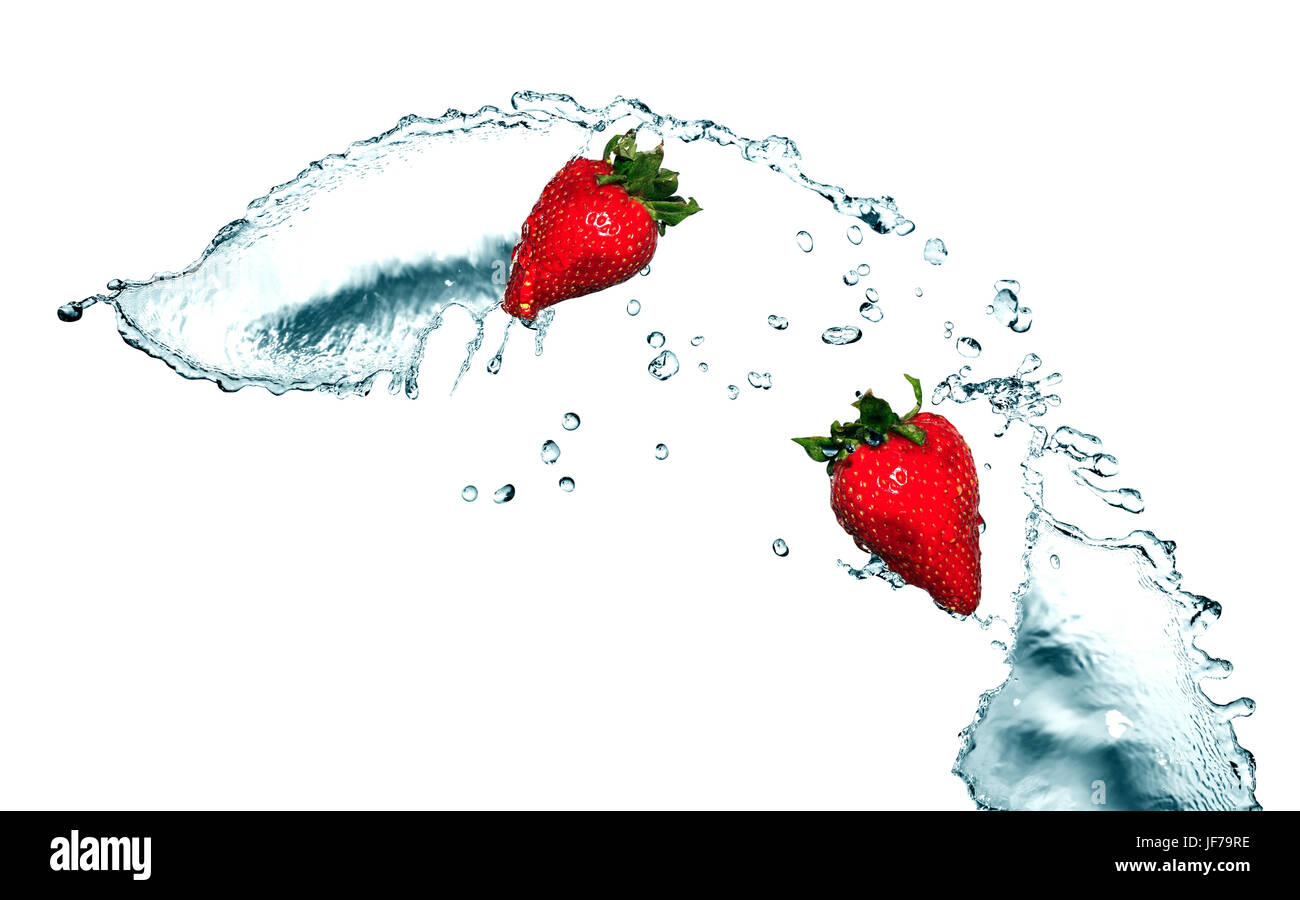 Rosso frutta fragola in acqua che scorre su sfondo bianco Foto Stock