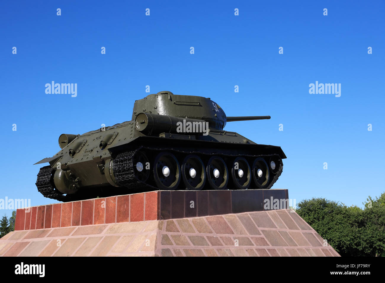 Il leggendario vecchio militare sovietica serbatoio T-34 contro il cielo blu Foto Stock