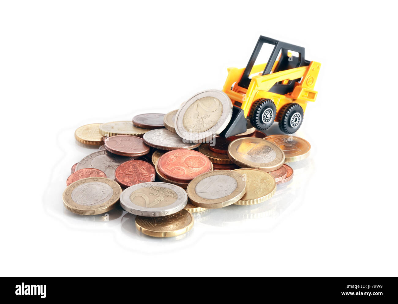 Il concetto di business. Toy carrello elevatore a forche con monete europee su sfondo bianco Foto Stock