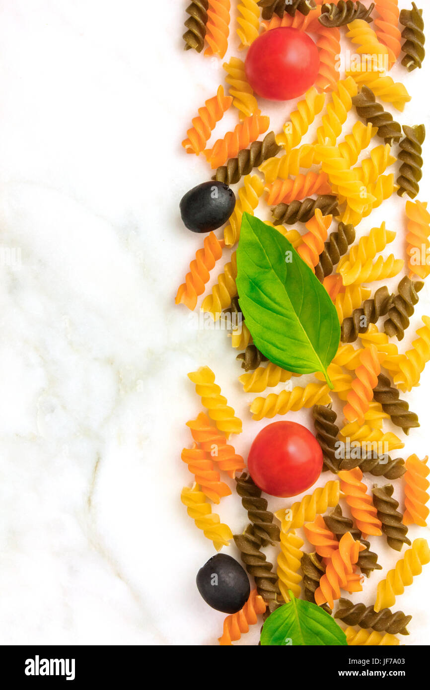 Insalata di pasta ingredienti su marmo bianco con copyspace Foto Stock