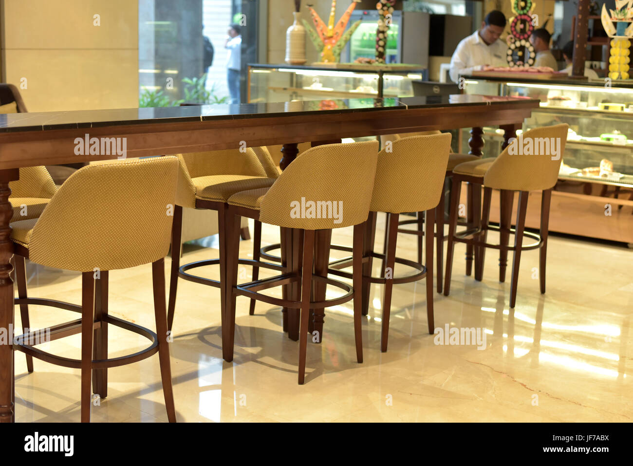 Sedie all'interno di un ristorante Foto Stock