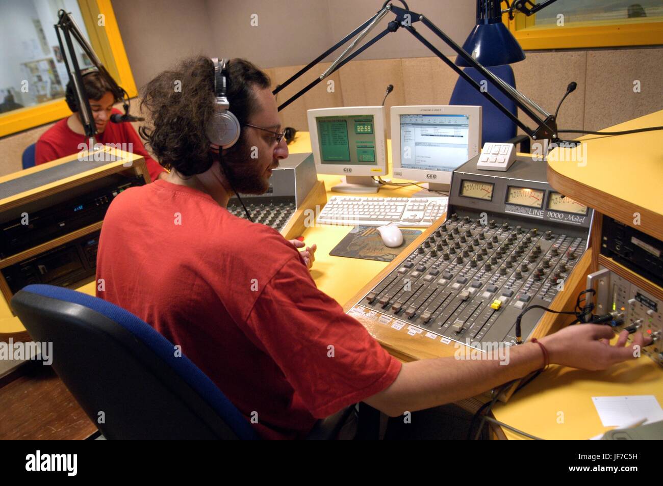 Il broadcast da studio di radio popolare, indipendente di stazione radio base in milano, Italia Foto Stock