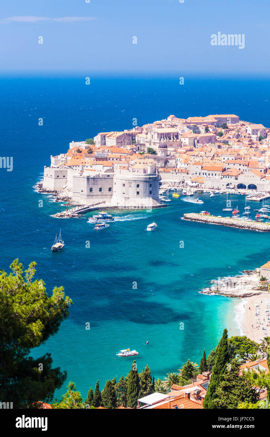 Croazia Dubrovnik Croazia costa dalmata vista di Dubrovnik Città vecchia cinta muraria della città porto vecchio e porto con barche Dubrovnik Croazia Europa Foto Stock