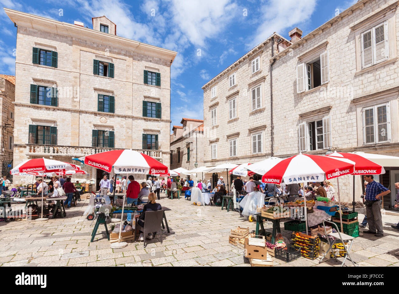 Dubrovnik Croazia costa dalmata mercato di artigianato e souvenir bancarelle di mercato aperto Piazza Gundulic, paese vecchio di Dubrovnik Dubrovnik, Dalmazia, Croazia Foto Stock