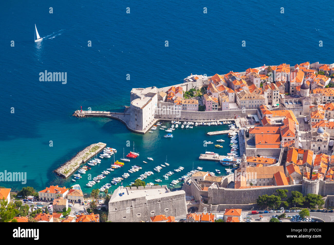 Croazia Dubrovnik Croazia costa dalmata vista di Dubrovnik Città vecchia cinta muraria della città porto vecchio e porto con barche Dubrovnik Croazia Europa Foto Stock