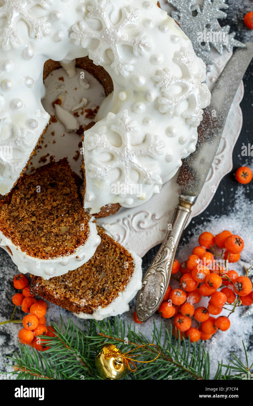 Natale torta di caffè con noci su una piastra di close-up. Foto Stock
