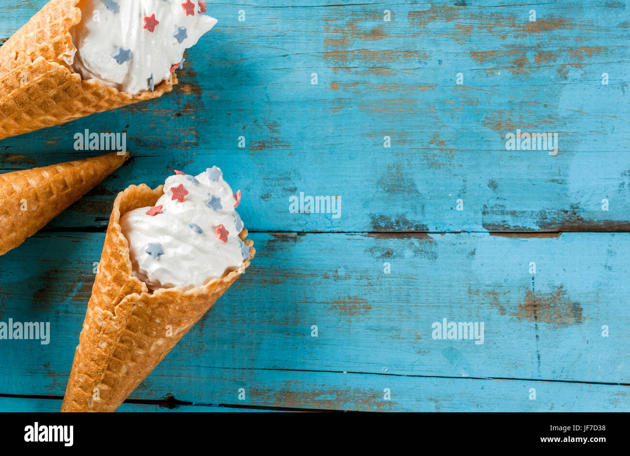 La tratta per Giorno Di Indipendenza holiday il 4 luglio. In casa crema gelato in cialde, decorata con stelle in tradizionali colori - blu, rosso e bianco. Su Foto Stock