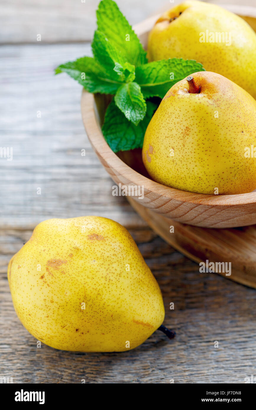 Tre pere mature e menta. Foto Stock