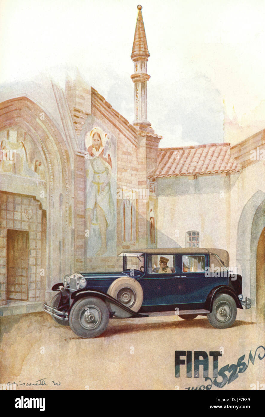 Pubblicità per la Fiat. Auto , automobile con autista in uniforme in attesa nel cortile del villaggio , di fronte alla chiesa. Foto Stock