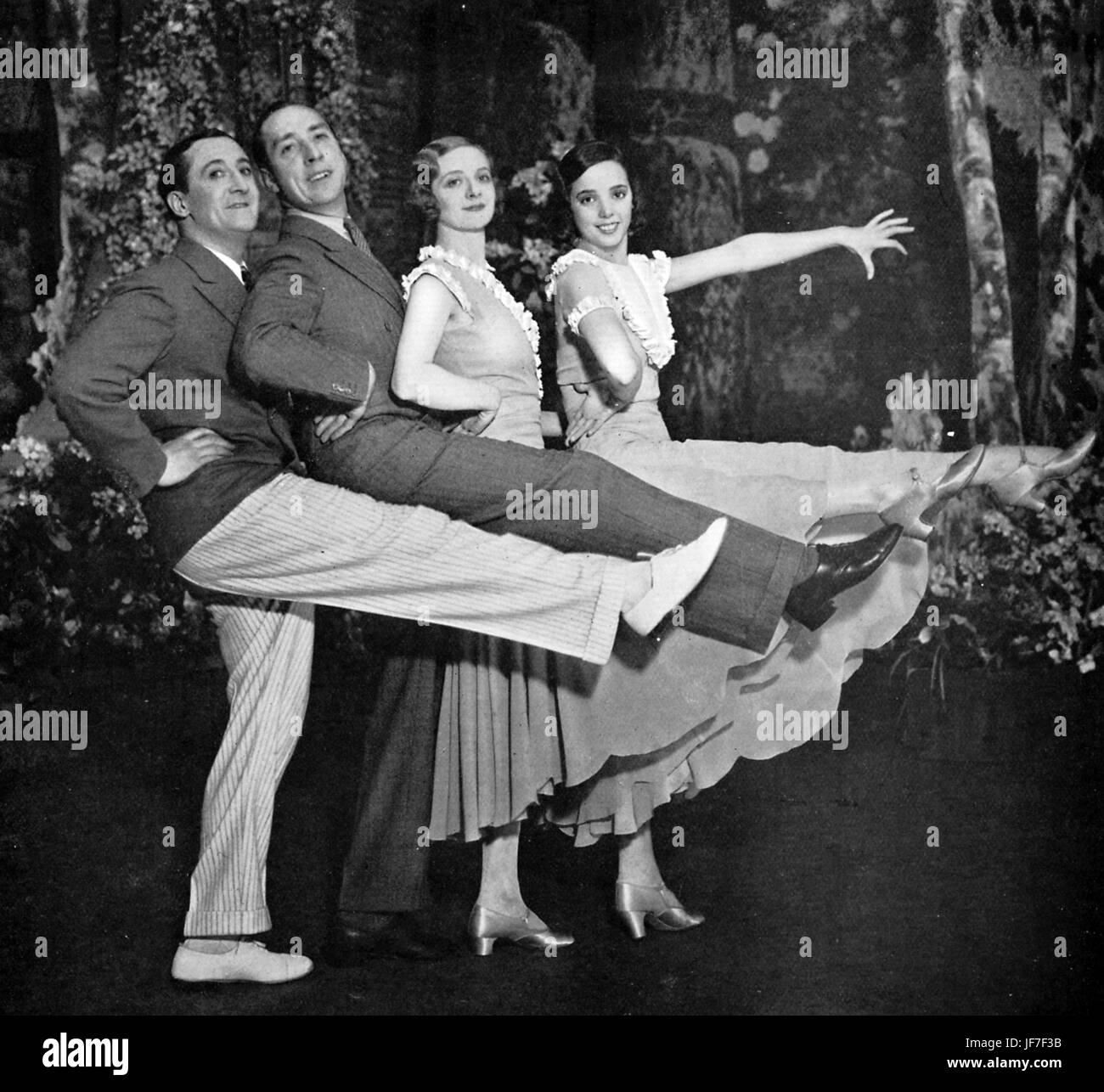 'Tenere la mia mano' scritto e prodotto da Stanley Lupino. Quatuor a molla con caratteri Eddy (Stanley Lupino), Pop (Sonnie Hale), Helen (Marjery Wyn) e Paula ( Jessie Matthews -1907-1981), in un elevato calci dance routine. Produzione di Londra, Gaiety Theatre,23 dicembre, 1931. Foto Stock