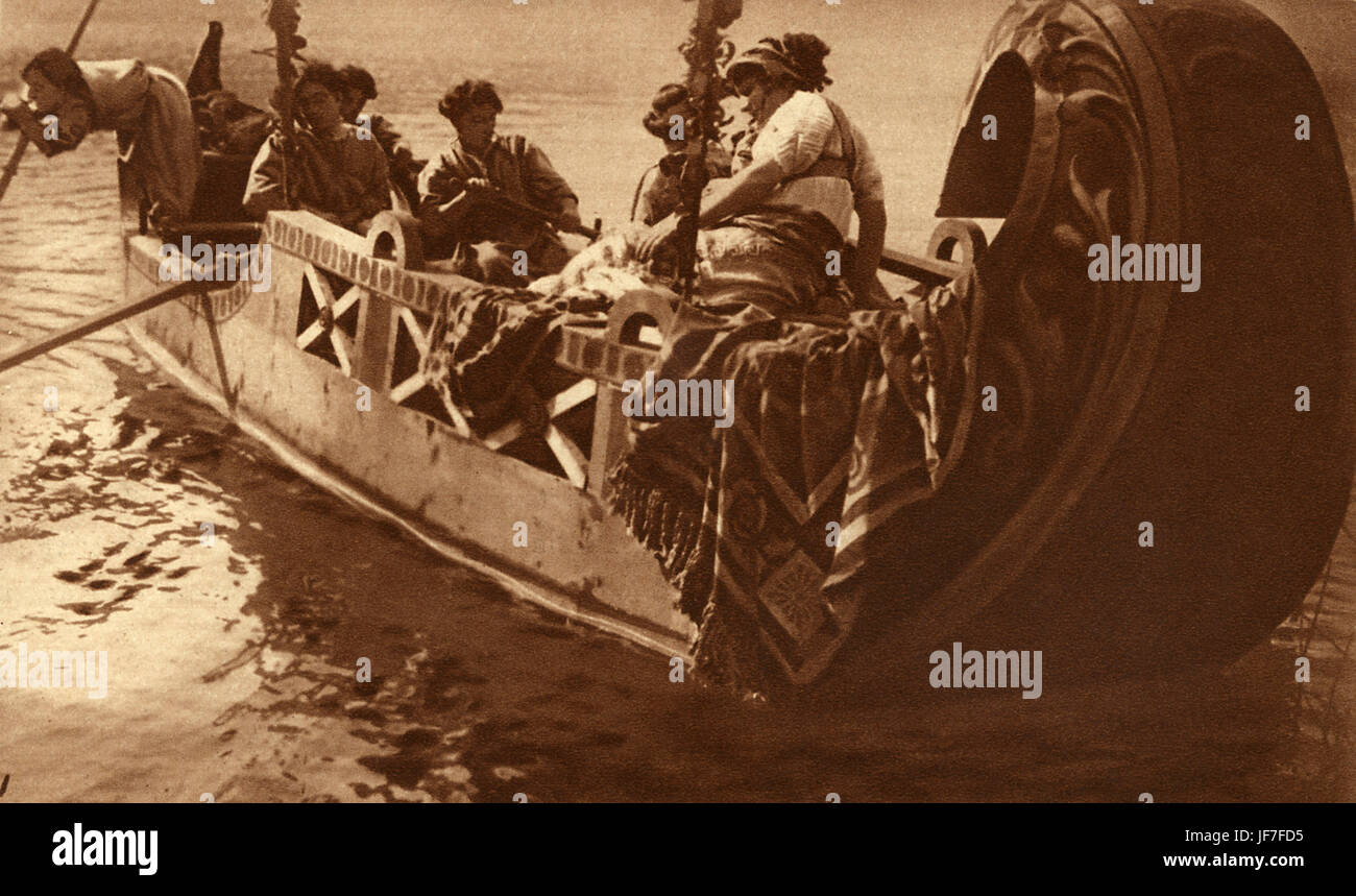 Gli ultimi giorni di Pompei, 1913. Glauco, l'eroe, giocato da Ubaldo Stefani e iun, giocato da Eugenia Tettoni Fior - mezzodì escursione sui mari campano. Film muto italiano basato sul romanzo ' gli ultimi giorni di Pompei ' (1834) da Edward Bulwer-Lytton. Romanziere inglese, poeta e uomo politico, 25 maggio 1803 - 18 gennaio 1873. Foto Stock