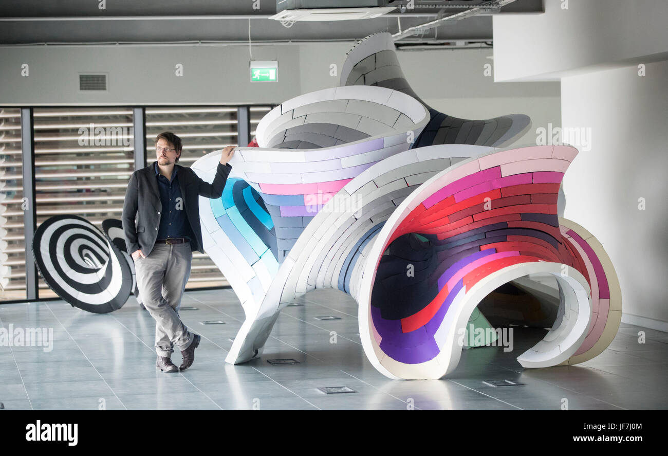 Adam Holloway con la sua arte di installazione Apeiron Fow che è fatta di carta, parte dello scafo 2017 Città del Regno Unito della cultura evento città di carta. Foto Stock
