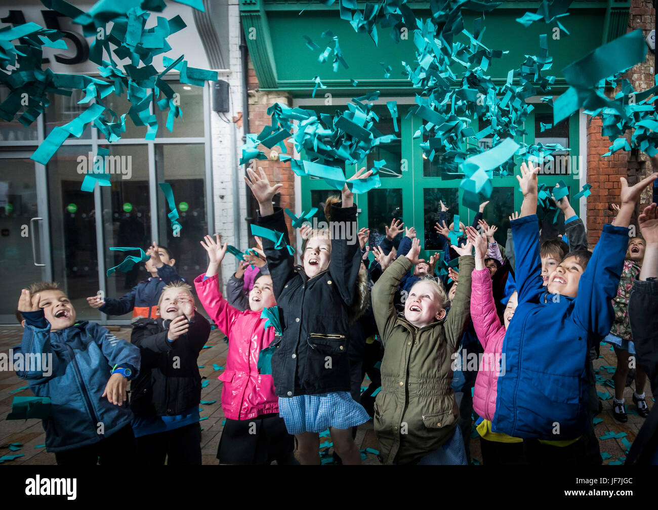 Marrs Green viene rivelato come il &Oacute;il colore e Oacute preferito del mondo; come gli elicotteri di carta verde Marrs cadono sui bambini su Humber Street, Hull, parte di Hull 2017 UK City of Culture. Foto Stock