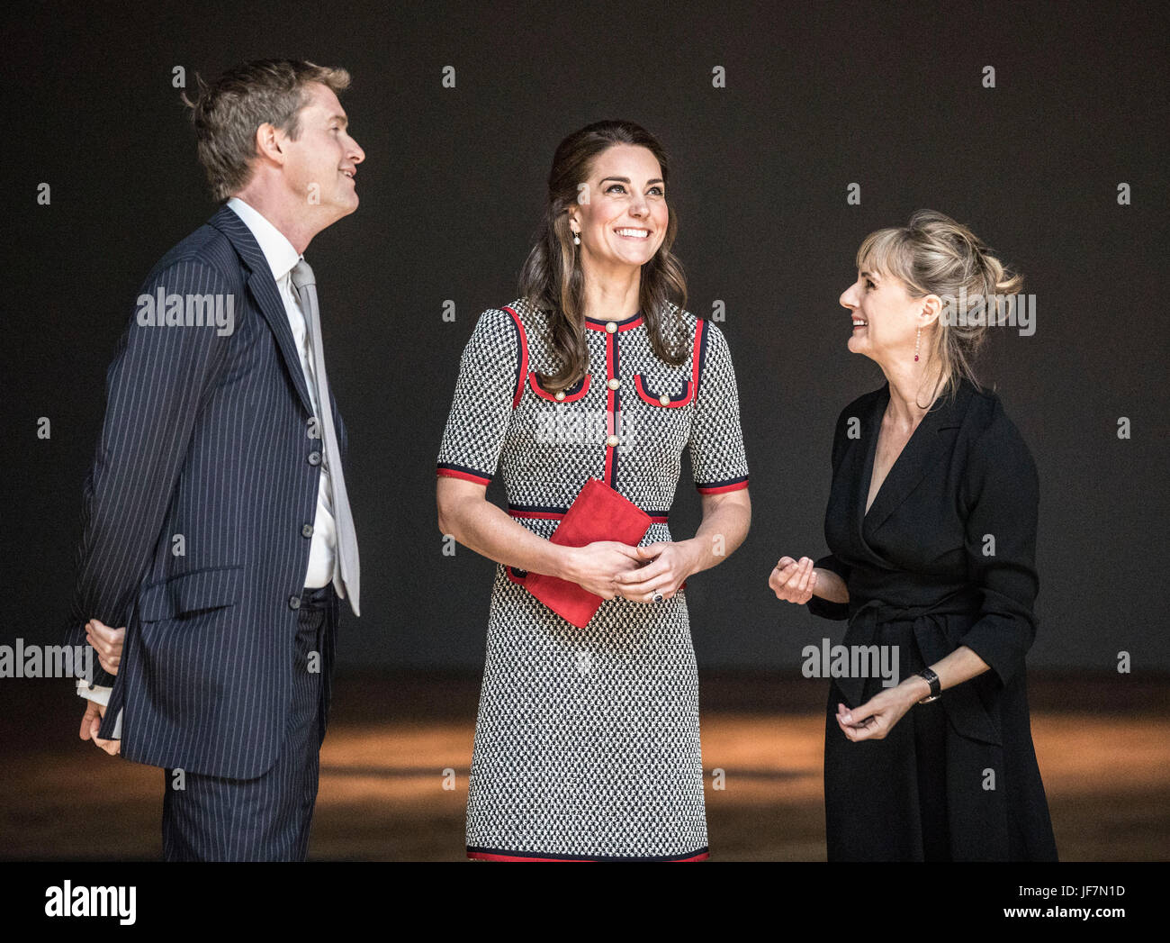 La Duchessa di Cambridge (centro) mostra la galleria sotterranea Sainsbury di recente creazione del Victoria and Albert Museum di Londra, con il regista V&A Tristrom Hunt e l'architetto Amanda Levete, dove ha aperto il nuovo quartiere V&A Exhibition Road. Foto Stock