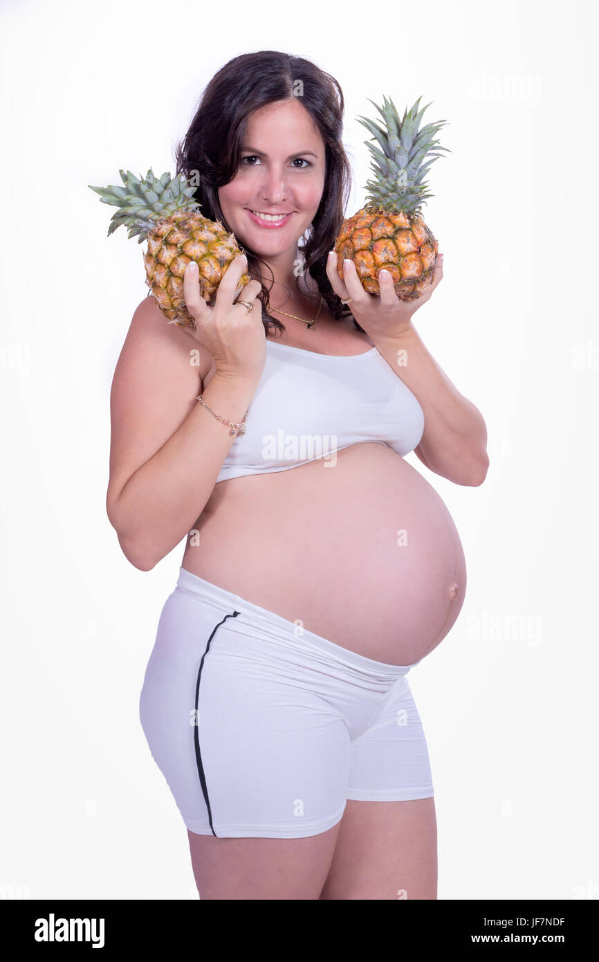 Una Donna In Stato Di Gravidanza Con Di Ananas Nelle Sue Mani Indossando Vestiti Di Bianco Foto Stock Alamy