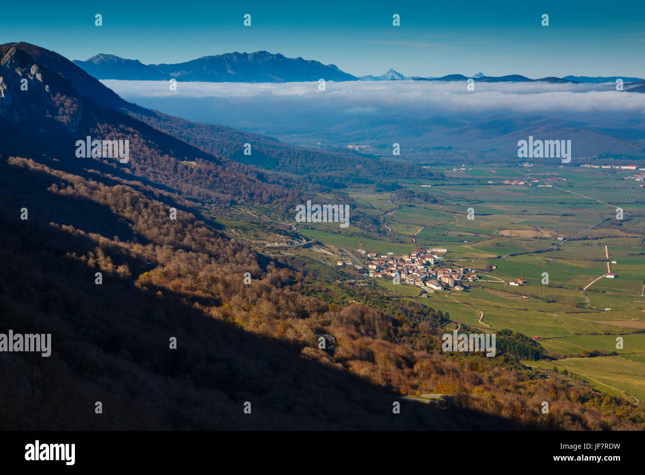 Villaggio e la gamma della montagna. Foto Stock