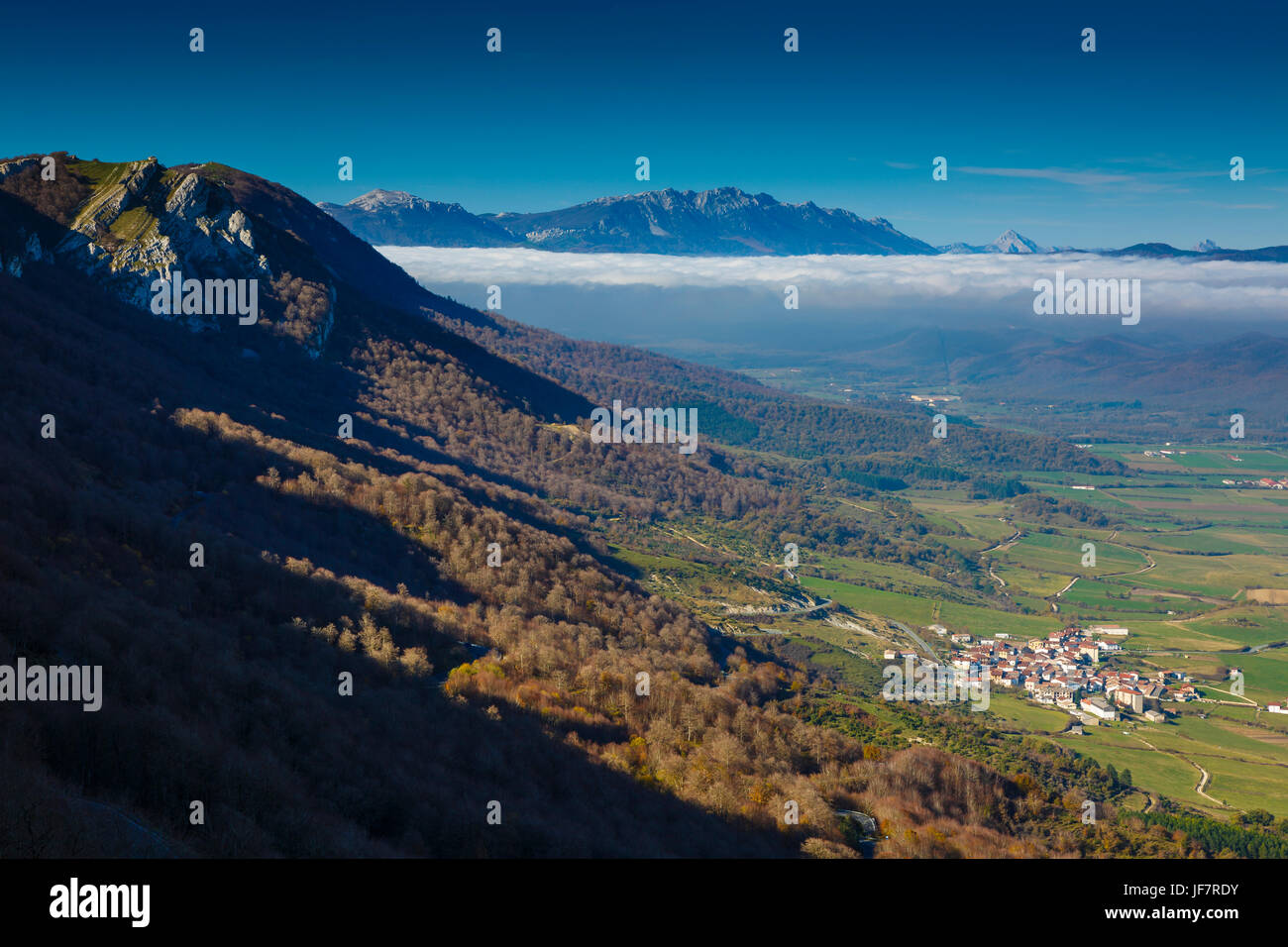 Villaggio e la gamma della montagna. Foto Stock