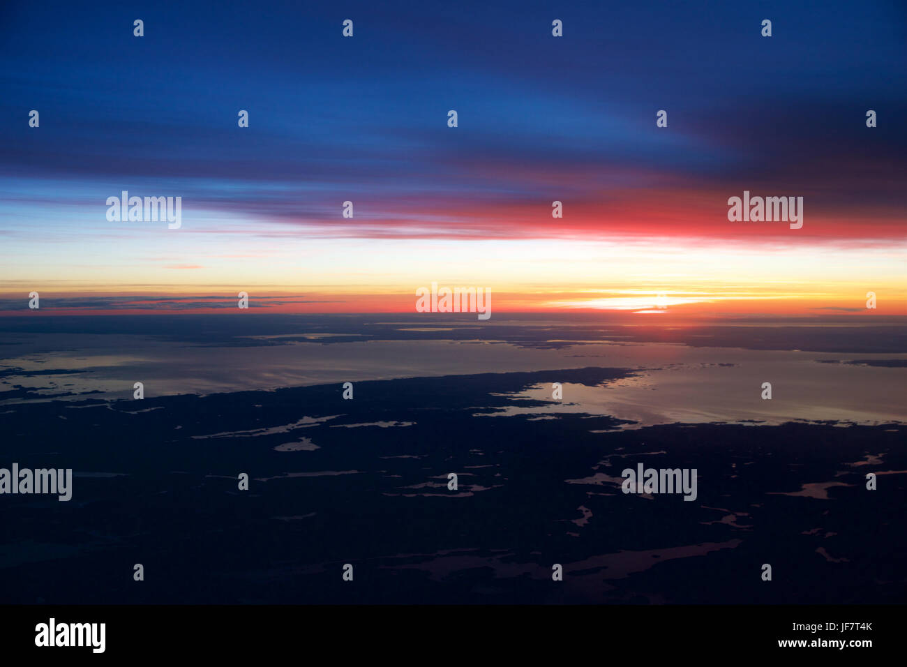 OSLO, Norvegia - JAN 21st, 2017: Visualizza off il sunrise, Norvegia durante il periodo invernale dall'interno del piano durante il mio business class Lufthansa volo a Monaco di Baviera. Foto Stock