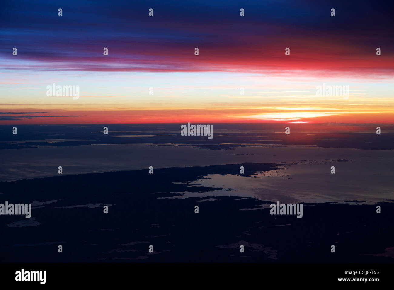 OSLO, Norvegia - JAN 21st, 2017: Visualizza off il sunrise, Norvegia durante il periodo invernale dall'interno del piano durante il mio business class Lufthansa volo a Monaco di Baviera. Foto Stock