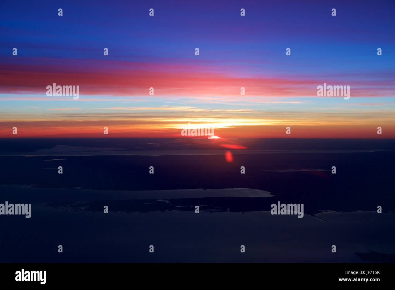 OSLO, Norvegia - JAN 21st, 2017: Visualizza off il sunrise, Norvegia durante il periodo invernale dall'interno del piano durante il mio business class Lufthansa volo a Monaco di Baviera. Foto Stock