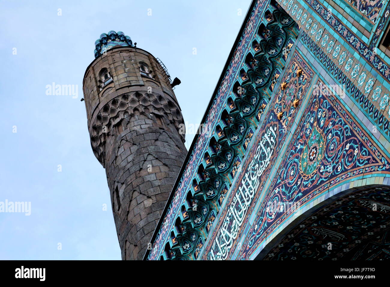 Minareto e frammento di mosaico sulla parete della moschea Foto Stock