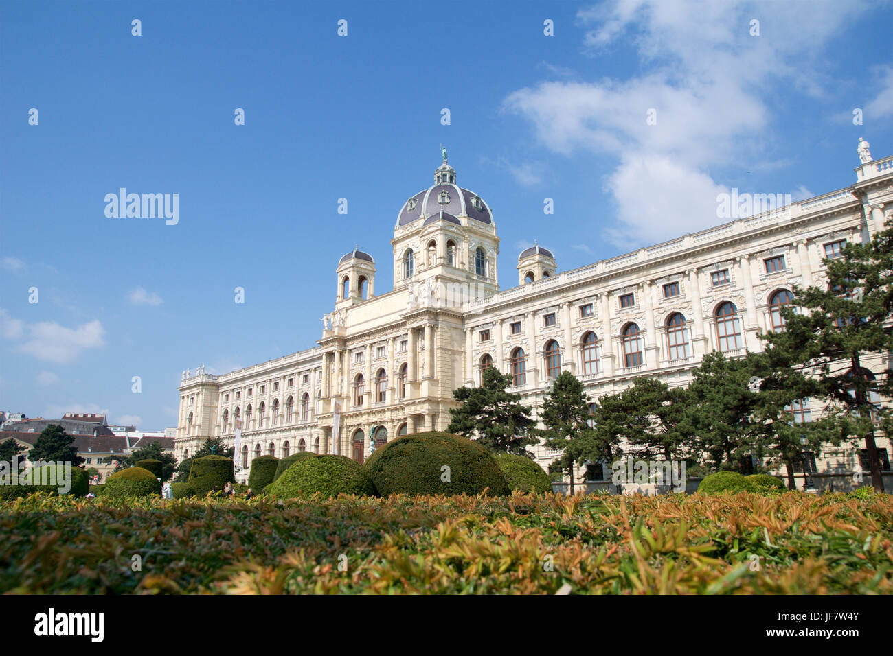 VIENNA, Austria - Aprile 29th, 2017: la splendida vista del famoso Naturhistorisches Museum Il Museo di Storia Naturale con il parco e la scultura, come si vede dal Maria-Theresien-Platz Foto Stock