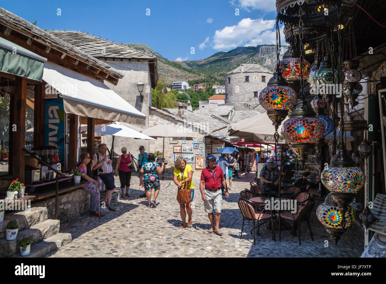 I turisti Shopping, Mostar, Bosnia, Bosnia Erzegovina, Balcani, Europa sudorientale Foto Stock